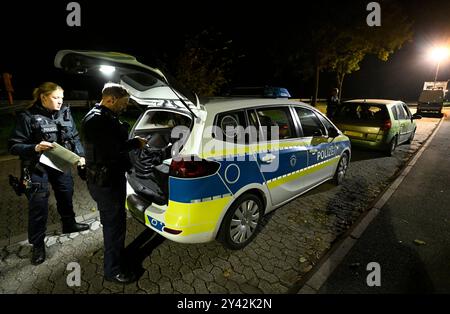 Aachen, Deutschland. September 2024. Polizeibeamte kontrollieren Fahrzeuge an der Grenze zu Belgien. Wie angekündigt hat Deutschland seine bestehenden Grenzkontrollen im Osten und Süden des Landes auf die Landgrenze im Westen ausgedehnt. Quelle: Roberto Pfeil/dpa/Alamy Live News Stockfoto