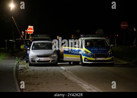 Aachen, Deutschland. September 2024. Polizeibeamte kontrollieren Fahrzeuge an der Grenze zu Belgien. Wie angekündigt hat Deutschland seine bestehenden Grenzkontrollen im Osten und Süden des Landes auf die Landgrenze im Westen ausgedehnt. Quelle: Roberto Pfeil/dpa/Alamy Live News Stockfoto