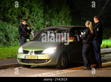 Aachen, Deutschland. September 2024. Polizeibeamte kontrollieren Fahrzeuge an der Grenze zu Belgien. Wie angekündigt hat Deutschland seine bestehenden Grenzkontrollen im Osten und Süden des Landes auf die Landgrenze im Westen ausgedehnt. Quelle: Roberto Pfeil/dpa/Alamy Live News Stockfoto