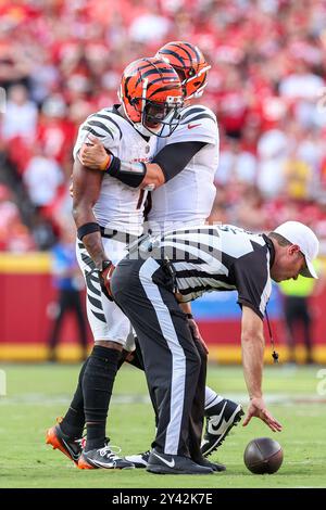 Kansas City, MO, USA. September 2024. Cincinnati Bengals Quarterback Joe Burrow (9), rechts, hält Cincinnati Bengals Wide Receiver Ja Marr Chase (1), links zurück, der auf einen Anruf von Beamten während der zweiten Halbzeit gegen die Kansas City Chiefs im GEHA Field im Arrowhead Stadium in Kansas City, MO reagierte. David Smith/CSM/Alamy Live News Stockfoto