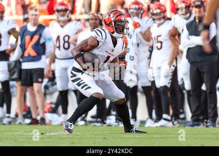 Kansas City, MO, USA. September 2024. Cincinnati Bengals Wide Receiver Ja Marr Chase (1) holt sich einen Pass und sucht in der zweiten Halbzeit im GEHA Field im Arrowhead Stadium in Kansas City, MO, Platz, um in der zweiten Halbzeit gegen die Kansas City Chiefs zu laufen. David Smith/CSM/Alamy Live News Stockfoto
