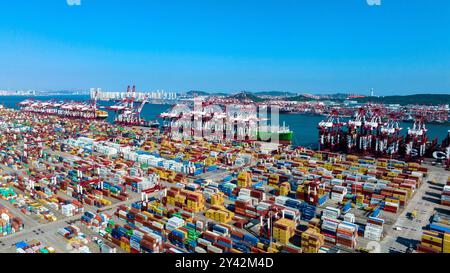 QINGDAO, CHINA - 15. SEPTEMBER 2024 - die Containerumschlagung erfolgt in geordneter Weise am Qianwan Containerterminal in Qingdao Stockfoto