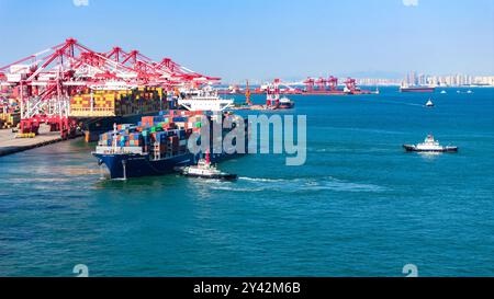 QINGDAO, CHINA – 15. SEPTEMBER 2024 – Ein Containerschiff verlässt seinen Liegeplatz mit voller Ladung Container am Qianwan Containerterminal in Qingdao Po Stockfoto