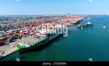 QINGDAO, CHINA – 15. SEPTEMBER 2024 – Ein Containerschiff verlässt seinen Liegeplatz mit voller Ladung Container am Qianwan Containerterminal in Qingdao Po Stockfoto