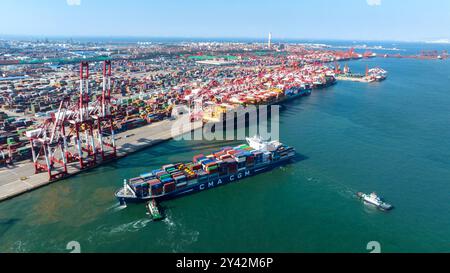 QINGDAO, CHINA – 15. SEPTEMBER 2024 – Ein Containerschiff verlässt seinen Liegeplatz mit voller Ladung Container am Qianwan Containerterminal in Qingdao Po Stockfoto