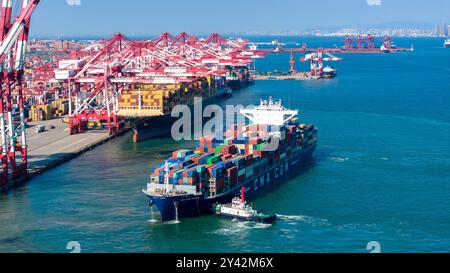 QINGDAO, CHINA – 15. SEPTEMBER 2024 – Ein Containerschiff verlässt seinen Liegeplatz mit voller Ladung Container am Qianwan Containerterminal in Qingdao Po Stockfoto