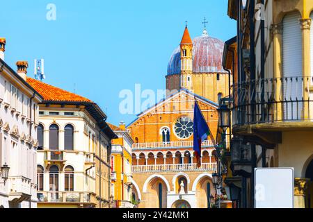 Basilika des Heiligen Antonius von Padua, Italien. Malerische Straßenszene mit einer Kathedrale im Hintergrund, umgeben von bezaubernden Gebäuden Stockfoto