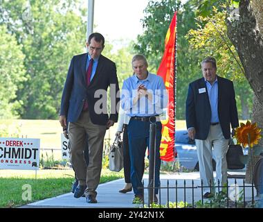 BONNER SPRINGS, KANSAS, USA - 15. SEPTEMBER 2024 der ehemalige Staatsanwalt von Kansas Derek Schmidt (Republikaner), der für den offenen Kongress kandidiert, eskortiert Jim Jordon (R-OH), den Vorsitzenden des House Oversight Committee, in das Gebäude der National Agriculture Hall of Fame, um dort ein Town Hall Meeting mit lokalen Republikanern zu veranstalten Stockfoto
