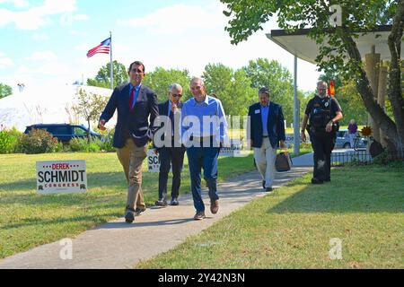 BONNER SPRINGS, KANSAS, USA - 15. SEPTEMBER 2024 der ehemalige Staatsanwalt von Kansas Derek Schmidt (Republikaner), der für den offenen Kongress kandidiert, eskortiert Jim Jordon (R-OH), den Vorsitzenden des House Oversight Committee, in das Gebäude der National Agriculture Hall of Fame, um dort ein Town Hall Meeting mit lokalen Republikanern zu veranstalten Stockfoto