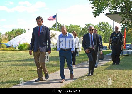 BONNER SPRINGS, KANSAS, USA - 15. SEPTEMBER 2024 der ehemalige Staatsanwalt von Kansas Derek Schmidt (Republikaner), der für den offenen Kongress kandidiert, eskortiert Jim Jordon (R-OH), den Vorsitzenden des House Oversight Committee, in das Gebäude der National Agriculture Hall of Fame, um dort ein Town Hall Meeting mit lokalen Republikanern zu veranstalten Stockfoto