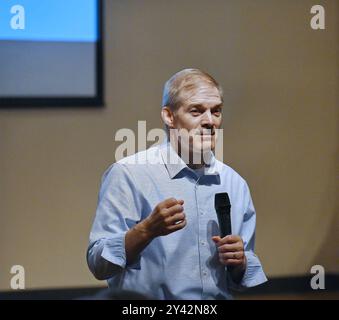 BONNER SPRINGS, KANSAS, USA - 15. SEPTEMBER 2024 Jim Jordon, Vorsitzender des House Oversight Committee, spricht bei einem Town Hall Meeting an, das von Derek Schmidt gesponsert wird, der sich für den Sitz des Kongresses im 2. Bezirk kandidiert. Stockfoto