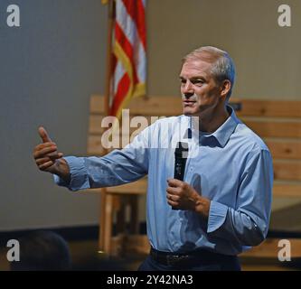 BONNER SPRINGS, KANSAS, USA - 15. SEPTEMBER 2024 Jim Jordon, Vorsitzender des House Oversight Committee, spricht bei einem Town Hall Meeting an, das von Derek Schmidt gesponsert wird, der sich für den Sitz des Kongresses im 2. Bezirk kandidiert. Stockfoto