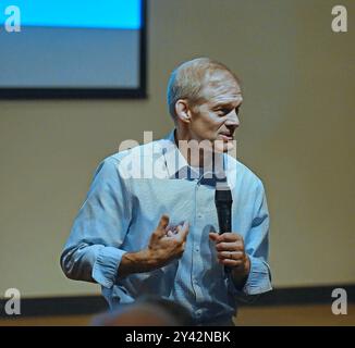 BONNER SPRINGS, KANSAS, USA - 15. SEPTEMBER 2024 Jim Jordon, Vorsitzender des House Oversight Committee, spricht bei einem Town Hall Meeting an, das von Derek Schmidt gesponsert wird, der sich für den Sitz des Kongresses im 2. Bezirk kandidiert. Stockfoto