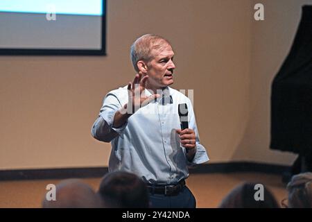 BONNER SPRINGS, KANSAS, USA - 15. SEPTEMBER 2024 Jim Jordon, Vorsitzender des House Oversight Committee, spricht bei einem Town Hall Meeting an, das von Derek Schmidt gesponsert wird, der sich für den Sitz des Kongresses im 2. Bezirk kandidiert. Stockfoto