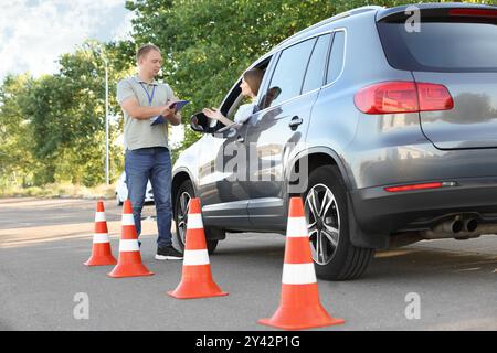 Frau, die die Manövrierfähigkeit auf der Rennstrecke besteht Stockfoto