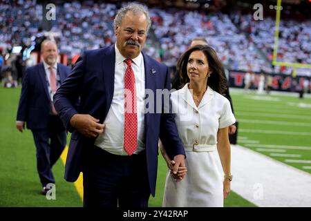 Houston, Texas, USA. September 2024. Cal McNair, der Besitzer der Houston Texans, und seine Frau Hannah, vor dem Spiel zwischen den Houston Texans und den Chicago Bears im NRG Stadium in Houston, Texas am 15. September 2024. (Kreditbild: © Erik Williams/ZUMA Press Wire) NUR REDAKTIONELLE VERWENDUNG! Nicht für kommerzielle ZWECKE! Quelle: ZUMA Press, Inc./Alamy Live News Stockfoto