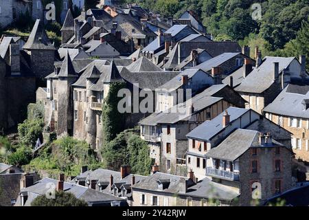 Uzerche, eine kleine authentische, historische und touristische Stadt am Ufer des Flusses Vézère in der Landschaft Limousin im Mittelwesten Frankreichs, an der Stockfoto