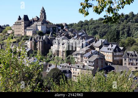 Uzerche, eine kleine authentische, historische und touristische Stadt am Ufer des Flusses Vézère in der Landschaft Limousin im Mittelwesten Frankreichs, an der Stockfoto