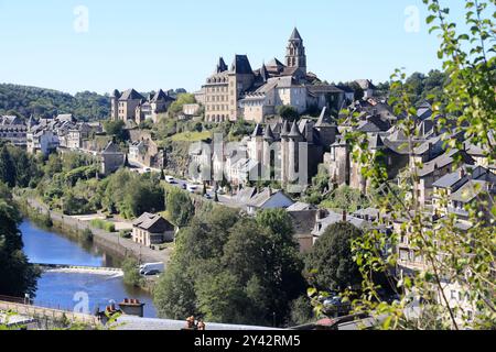 Uzerche, eine kleine authentische, historische und touristische Stadt am Ufer des Flusses Vézère in der Landschaft Limousin im Mittelwesten Frankreichs, an der Stockfoto