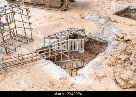 Die Verstärkungssäule für den Betonierfuß auf der Baustelle vorbereiten. Stockfoto