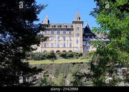 Uzerche, eine kleine authentische, historische und touristische Stadt am Ufer des Flusses Vézère in der Landschaft Limousin im Mittelwesten Frankreichs, an der Stockfoto