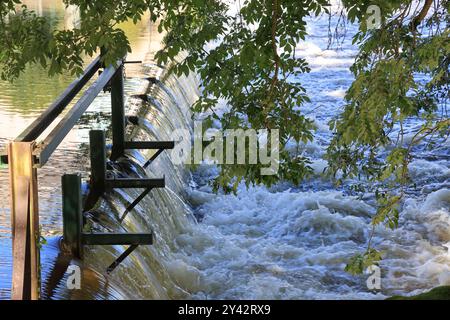 Uzerche, eine kleine authentische, historische und touristische Stadt am Ufer des Flusses Vézère in der Landschaft Limousin im Mittelwesten Frankreichs, an der Stockfoto