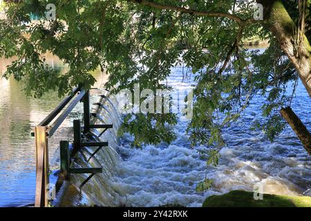 Uzerche, eine kleine authentische, historische und touristische Stadt am Ufer des Flusses Vézère in der Landschaft Limousin im Mittelwesten Frankreichs, an der Stockfoto