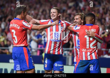 Madrid, Spanien. September 2024. Die Spieler von Atletico feiern ein Tor während des Fußballspiels der spanischen Liga (La Liga) zwischen Atletico de Madrid und Valencia CF am 15. September 2024 in Madrid, Spanien. Gustavo Valiente/Xinhua/Alamy Live News Stockfoto