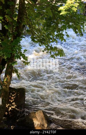 Uzerche, eine kleine authentische, historische und touristische Stadt am Ufer des Flusses Vézère in der Landschaft Limousin im Mittelwesten Frankreichs, an der Stockfoto