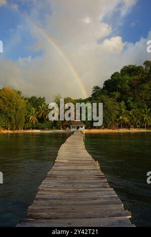 Holzsteg am Kadidiri Paradise, Togean Inseln, Zentrum von Sulawesi, Indonesien. Kein MR oder PR Stockfoto