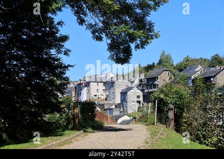 Uzerche, eine kleine authentische, historische und touristische Stadt am Ufer des Flusses Vézère in der Landschaft Limousin im Mittelwesten Frankreichs, an der Stockfoto