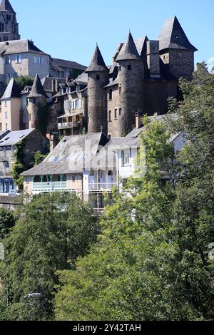 Uzerche, eine kleine authentische, historische und touristische Stadt am Ufer des Flusses Vézère in der Landschaft Limousin im Mittelwesten Frankreichs, an der Stockfoto