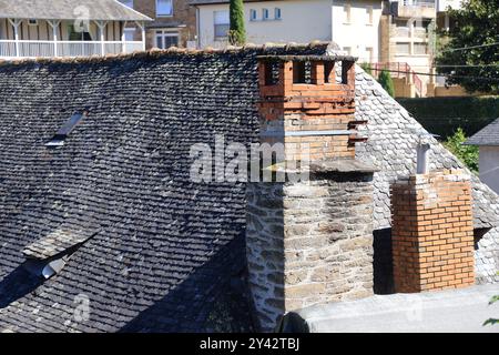 Uzerche, eine kleine authentische, historische und touristische Stadt am Ufer des Flusses Vézère in der Landschaft Limousin im Mittelwesten Frankreichs, an der Stockfoto
