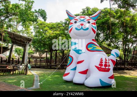 Tainan Taiwan 1. September 2024: 10 Meter hohe Kirin-tailed Cat, genannt Alley Niau. Im alten Fort Anping. Dies ist für die Taiwan Creative Expo 2024. Stockfoto