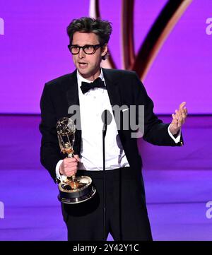 Los Angeles, Usa. September 2024. Regisseur Christopher Storer nimmt die herausragende Regie für Einen Comedy Series Award für „The Bear“ auf der Bühne während der 76. Jährlichen Primetime Emmy Awards im Peacock Theater in Los Angeles am Sonntag, den 15. September 2024. Foto von Jim Ruymen. Quelle: UPI/Alamy Live News Stockfoto