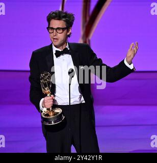 Los Angeles, Usa. September 2024. Regisseur Christopher Storer nimmt die herausragende Regie für Einen Comedy Series Award für „The Bear“ auf der Bühne während der 76. Jährlichen Primetime Emmy Awards im Peacock Theater in Los Angeles am Sonntag, den 15. September 2024. Foto von Jim Ruymen. Quelle: UPI/Alamy Live News Stockfoto