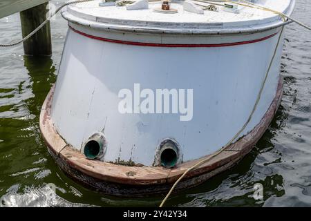 Nahaufnahme des Hecks eines unbenannten alten Holzbootes, während er im Hafen angedockt ist. Stockfoto