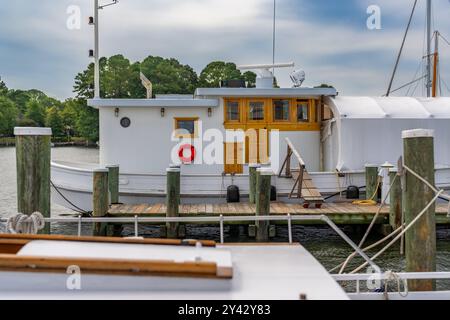 Nahaufnahme des vorderen Endes eines unscheinbaren hölzernen Bootes, während er im Hafen angedockt ist. Stockfoto