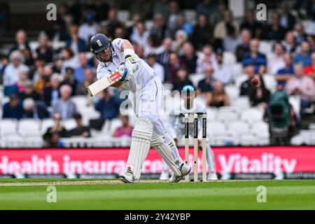 Kia Oval, London, Großbritannien. September 2024. 3. Rothesay Cricket Test Match, Tag zwei, England gegen Sri Lanka; Jamie Smith aus England schickt den Ball an Kusal Mendis aus Sri Lanka und ist für 16 mit dem Ergebnis auf 290 für 5 Credit: Action Plus Sports/Alamy Live News Stockfoto