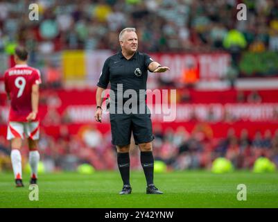 Old Trafford, Manchester, Großbritannien. September 2024. Benefiz-freundlicher Fußball, Manchester United Legends versus Celtic Legends; Schiedsrichter Jon Moss Credit: Action Plus Sports/Alamy Live News Stockfoto