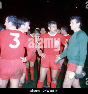 5. Mai 1966 Glasgow, Schottland; Torhüter Tommy Lawrence mit Ron Yeats (Liverpool) 1965/1966, Finale des Europapokals; Liverpool gegen Borussia Dortmund in Glasgow. Dortmund gewann nach Verlängerung mit 2-1 Punkten Stockfoto