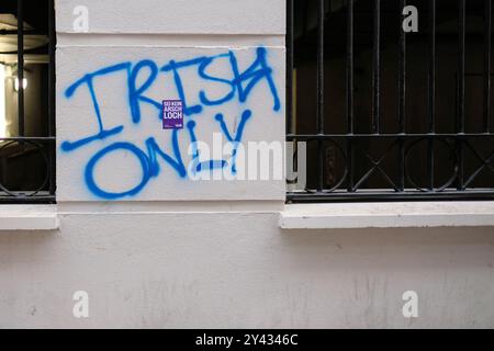 Nur irische Graffiti an einer Mauer in der Innenstadt von Dublin, Irland; Fremdenfeindlichkeit gegen Einwanderer, Flüchtlinge und Asylbewerber. Stockfoto