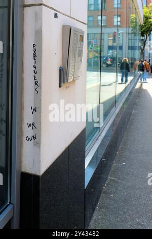 "Ausländer auf eigene Faust" Graffiti in der Innenstadt von Dublin, Irland; Fremdenfeindlichkeit gegen Einwanderer, Flüchtlinge und Asylbewerber. Stockfoto