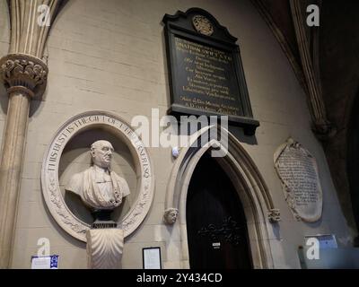 Jonathan Swift Büste, die von Patrick Cunningham für George Faulkner am Grabmal des Autors in der St. Patrick's Cathedral in Dublin, Irland, geschaffen wurde. Stockfoto