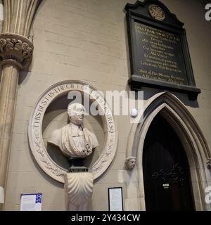 Jonathan Swift Büste, die von Patrick Cunningham für George Faulkner am Grabmal des Autors in der St. Patrick's Cathedral in Dublin, Irland, geschaffen wurde. Stockfoto