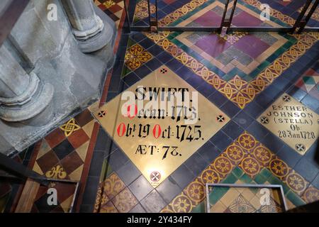 Grabmarker für Jonathan Swift und Esther Stella Johnson in der St. Patrick's Cathedral in Dublin, Irland; beide waren Freunde und vielleicht verheiratet. Stockfoto