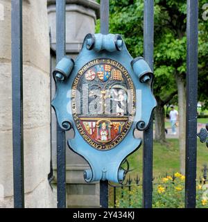 Wappen der St. Patrick's Cathedral und gemeinsames Siegel an einem Tor und Eingang zur St. Patrick's Cathedral in Dublin, Irland. Stockfoto