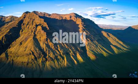Atemberaubender Thingvellir Nationalpark in Island: Luftpanorama von zerklüfteten Klippen und gewundenen Flüssen, 4K Luftaufnahmen Stockfoto