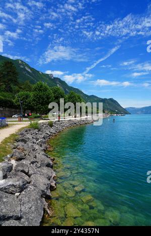 BOURGET-DU-LAC, FRANKREICH – 5. JUL 2024 – Sommerblick auf die Stadt Bourget du Lac am Lac du Bourget See in Savoie, Alpen, Frankreich. Stockfoto