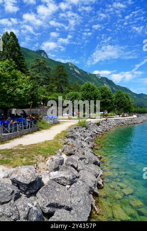 BOURGET-DU-LAC, FRANKREICH – 5. JUL 2024 – Sommerblick auf die Stadt Bourget du Lac am Lac du Bourget See in Savoie, Alpen, Frankreich. Stockfoto